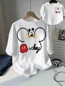 T-shirt à manches courtes Disney Mickey Mouse, au design minimaliste avec silhouette d'oreilles de Mickey imprimée recto verso et détails calligraphiés. Ce t-shirt blanc à col rond et coupe ample est confectionné en coton 100 % doux et respirant. Idéal pour les fans de Disney, au quotidien, pour les loisirs et les tenues familiales, il allie le charme classique du dessin animé à un style urbain épuré. - Blanc - Voir 1
