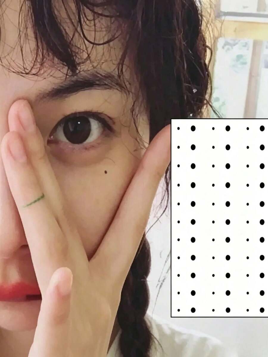 眼下那颗天然的美人痣,如同一个内置的氛围开关。蓬松的刘海勾勒出柔和的五官,一抹红唇增添了几分俏皮,指尖的浅绿色纹身则散发出一种随性活泼的气息。黑白波点图案更衬托出这颗天然的痣,每一个细节都诉说着一个温柔的女性故事。看似简单的场景,却隐藏着少女无尽的思绪。 - 黑色 - 查看 1