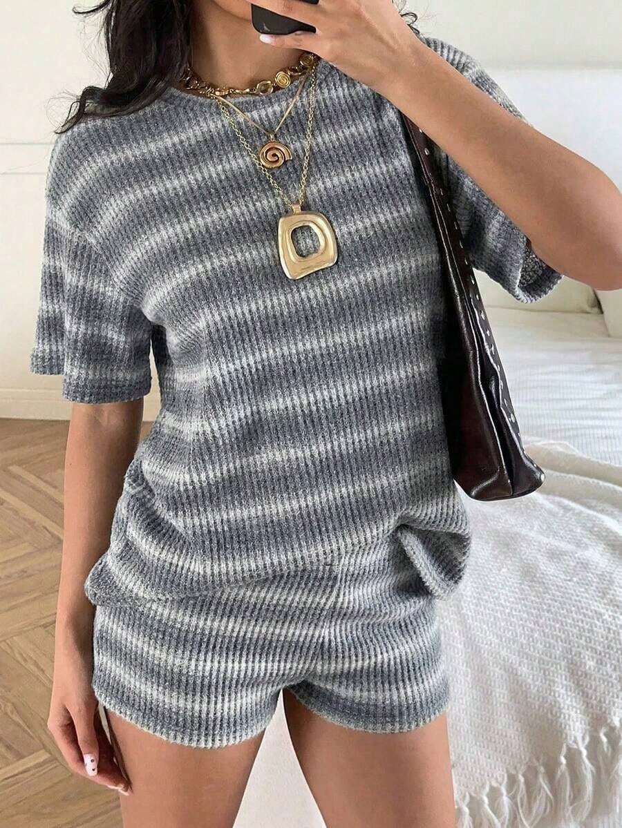 Conjunto de camiseta de manga corta y pantalones cortos de punto a rayas para mujer de estilo casual - Gris - Ver 1