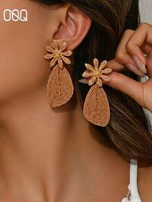 OOQ 1 Pair Bohemian Asymmetrical Geometric Floral Earrings, Handmade Rattan Woven Earrings, Fashionable & Unique Design, Suitable For Any Holiday, Beach, Vacation Wear (Handmade Rattan Woven, Shape & Direction Random) - Khaki - View 1