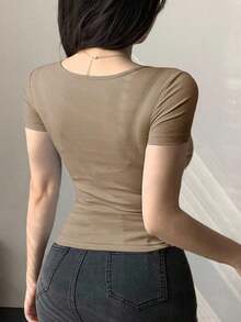 Camiseta corta de mujer con cuello en V, manga corta y ajustada, para salir - Caqui - Ver 3