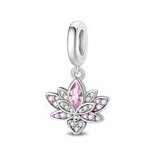Một chiếc charm mạ bạc chủ đề hoa với thiết kế độc đáo kết hợp các yếu tố của hoa đào, hoa ly và hoa tulip. Mặt dây chuyền tráng men này được điểm xuyết bằng kim cương và có thể kết hợp với vòng tay hoặc dây chuyền. Là một phụ kiện làm trang sức tươi mới và thanh lịch, nó toát lên vẻ quyến rũ mềm mại và nữ tính, hoàn hảo cho cả các dự án DIY và đeo hàng ngày. - Nhiều màu - Xem 17
