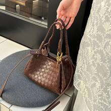 Bolso de mujer de cuero genuino tejido a mano BV Bottega Bang Bang de Andiamo Clutch Campana. Bolso vintage para mujer, nueva moda 2026, estilo ins único, bolso bandolera tejido, bolso cuadrado pequeño texturizado. - Burdeos - Ver 1