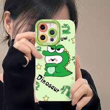 Lindo dinosaurio verde de dibujos animados con estrellas. Esta elegante funda para teléfono es compatible con Samsung, Apple, VIVO, OPPO, , Transsion, ,  y Honor. Hecha de silicona TPU, ofrece protección contra golpes y caídas, además de una sensación superior. Es un regalo ideal para familiares, amigos y seres queridos, y una opción perfecta para el Día de San Valentín y Año Nuevo. Funda para teléfono, funda para iPhone 17 Pro Max, funda para iPhone 17 Pro, funda para iPhone, funda para iPhone 16, funda para iPhone 16 Plus, funda para iPhone 15 - Blanco - Ver 6