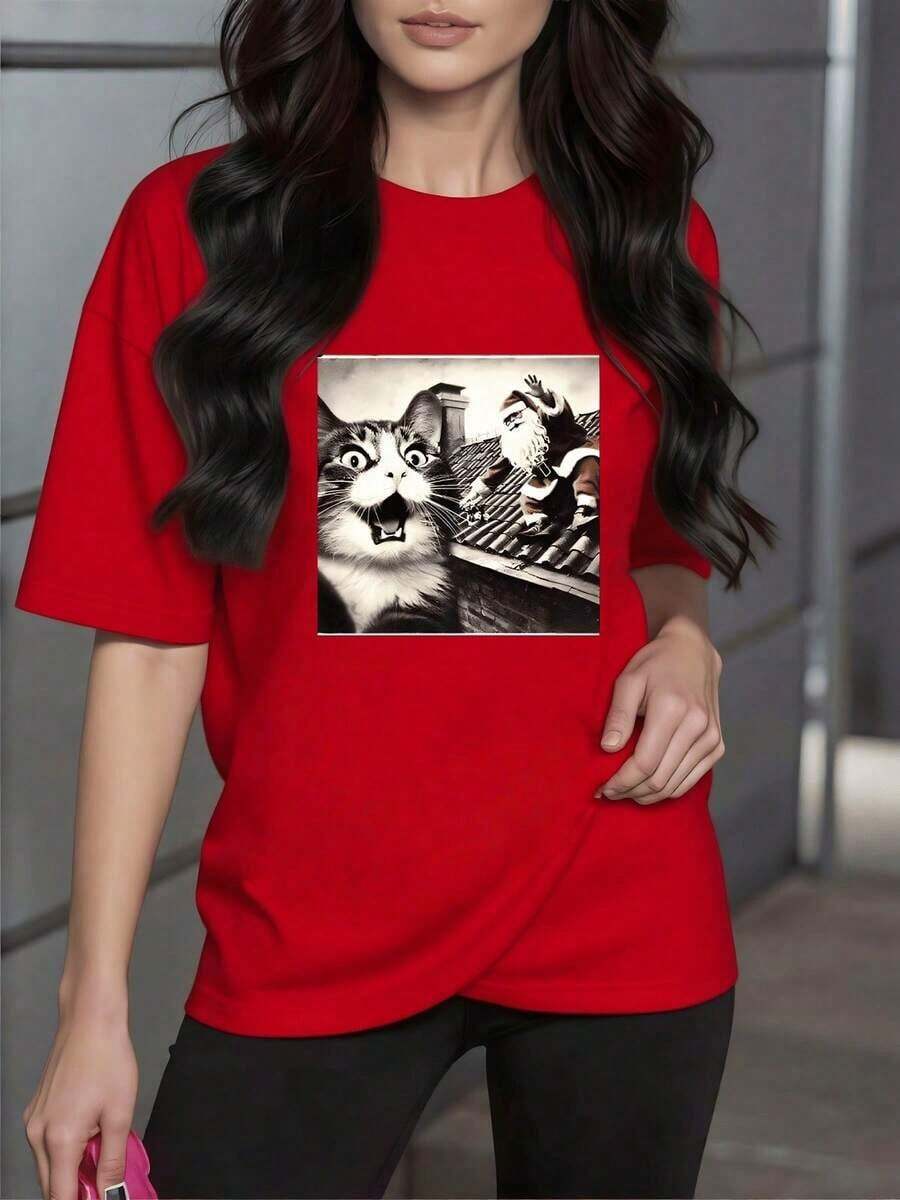 Minimalist Surprised Cat Watching Santa Claus On A Rooftop Symbolizing The Magic And Wonder Of Christmas. Women's T-Shirt, 100% Soft And Comfortable Cotton. Loose, Versatile Short-Sleeve T-Shirt For Women. - 紅色的 - 查看 1