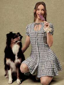 Short Women's Dress With Puff Sleeves, Ruffles, Buttons And A Low-Ruffled Waist In A Plaid Print - 藍白 - 查看 1