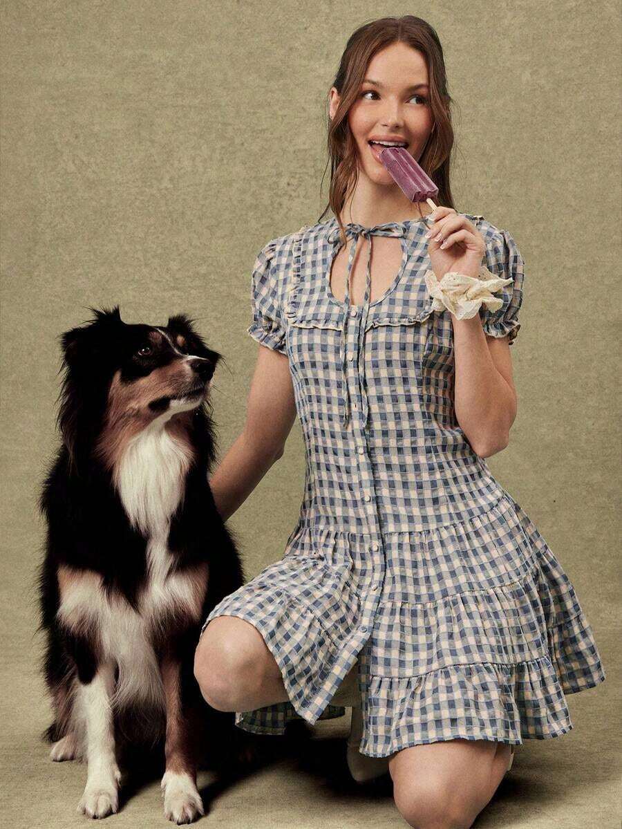 Short Women's Dress With Puff Sleeves, Ruffles, Buttons And A Low-Ruffled Waist In A Plaid Print - 藍白 - 查看 1