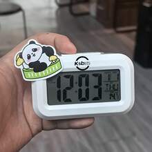 Novo Relógio Despertador Eletrônico com Luz Noturna e Modo Silencioso, Relógio Despertador Inteligente, Relógio Despertador Multifuncional Barulhento (Temperatura, Data, Semana), Companheiro de Mesa de Escritório e Quarto, Relógio Despertador Decorativo, Acompanha Adesivos Decorativos de Panda Aleatórios, Adequado para Mesa, Presente de Festa, Presente de Aniversário Ideal, Aplicável a Múltiplos Cenários. - A - Visão 11