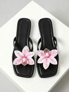 planare Sandal xỏ ngón nữ thời trang mùa hè kiểu casual đế bệt, thiết kế hở mũi đính hoa 3D và ngọc trai, màu đen + hoa đỏ tím (hướng hoa ngẫu nhiên), dép xỏ ngón thanh lịch cho quý cô, giày bệt thoải mái, sandal dễ thương, dép đi trong nhà, giày đi biển mùa hè - Hoa màu đen và đỏ tím - Xem 10