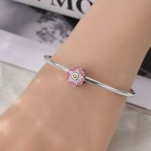 Một chiếc charm mạ bạc chủ đề hoa với thiết kế độc đáo kết hợp các yếu tố của hoa đào, hoa ly và hoa tulip. Mặt dây chuyền tráng men này được điểm xuyết bằng kim cương và có thể kết hợp với vòng tay hoặc dây chuyền. Là một phụ kiện làm trang sức tươi mới và thanh lịch, nó toát lên vẻ quyến rũ mềm mại và nữ tính, hoàn hảo cho cả các dự án DIY và đeo hàng ngày. - Nhiều màu - Xem 5
