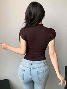 Camiseta de mujer de ajuste ceñido, cuello cuadrado, manga corta, súper corta y tipo boxy para el verano - Marrón - Ver 5