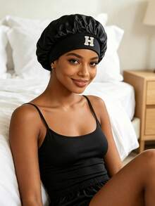 1 pieza Gorro de dormir de satén de seda sintética para mujer, gorro de dormir de tamaño grande con 26 letras para cabello rizado trenzado, adecuado para dormir y uso de belleza diario - Negro - Ver 3