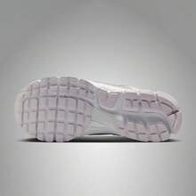 Nike 耐克女士ZOOM VOMERO 5休闲运动鞋，低帮款 FJ2028-109 - 淺粉色 - 查看 4
