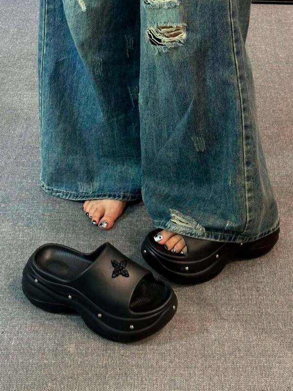 Women Athletic & Outdoor Sandals & Slides