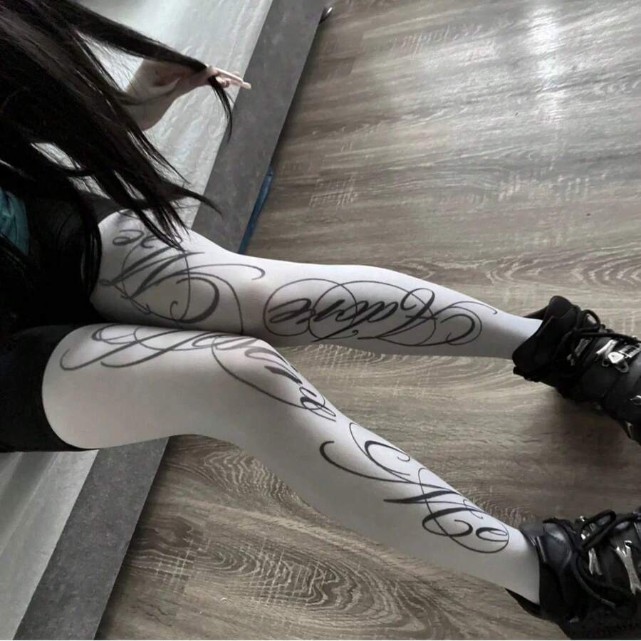 1件性感女款英文字母印花褲襪，甜美時尚風，四季皆宜，天鵝絨白色字母圖案，復古時尚，白色緊身褲/大腿襪，高彈性羊毛混紡，修身版型，適合秋冬休閒、辦公室與居家穿著，保暖舒適