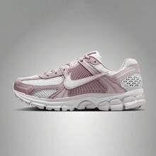 Nike 耐克女士ZOOM VOMERO 5休闲运动鞋，低帮款 FJ2028-109 - 淺粉色 - 查看 2