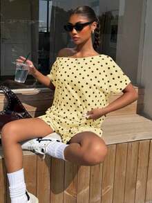 Conjunto de dos piezas de camisa de manga corta asimétrica con estampado de luna y pantalones cortos para mujer de , ideal para vacaciones casuales de verano. - amarillo ganso - Ver 1