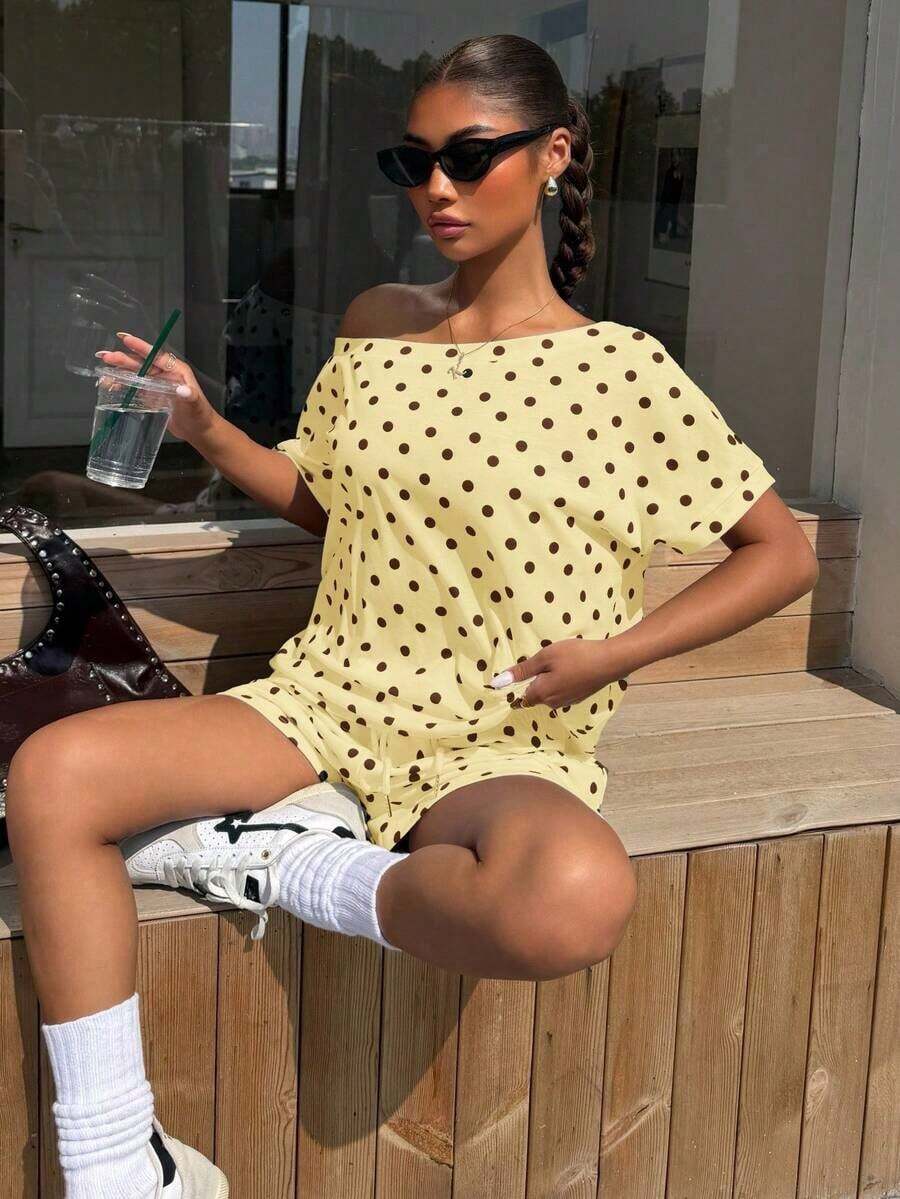 Conjunto de dos piezas de camisa de manga corta asimétrica con estampado de luna y pantalones cortos para mujer de , ideal para vacaciones casuales de verano. - amarillo ganso - Ver 1