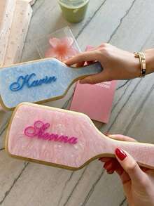 2件套定制亚克力发饰套装，包含个性化名字爪夹、发梳，女士时尚闪亮亚克力大理石纹理个性化名字发梳发夹套装，独特伴娘礼物，情人节礼物，女士发饰 - 彩色 - 查看 3