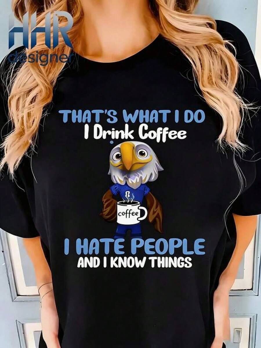 Camiseta Básica de la Copa Mundial con Dibujos Animados Humorísticos de un Jugador de Fútbol con un Águila Calva - Esta es mi rutina: disfruto del café, no me gustan las personas y poseo conocimiento. Camiseta Estampada de Calidad Premium para Verano, Ropa Casual Unisex para Relajación Diaria - Negro - Ver 1