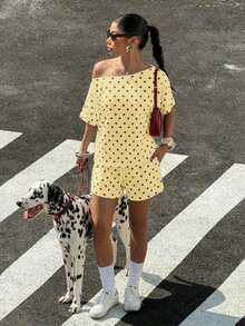 Conjunto de dos piezas de camisa de manga corta asimétrica con estampado de luna y pantalones cortos para mujer de , ideal para vacaciones casuales de verano. - amarillo ganso - Ver 3