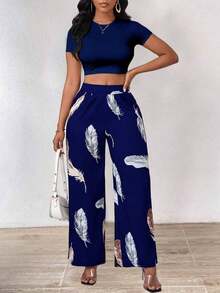 Conjunto de 2 piezas para mujer con top corto de unicolor y pantalones largos con estampado de plumas - Azul - Ver 3