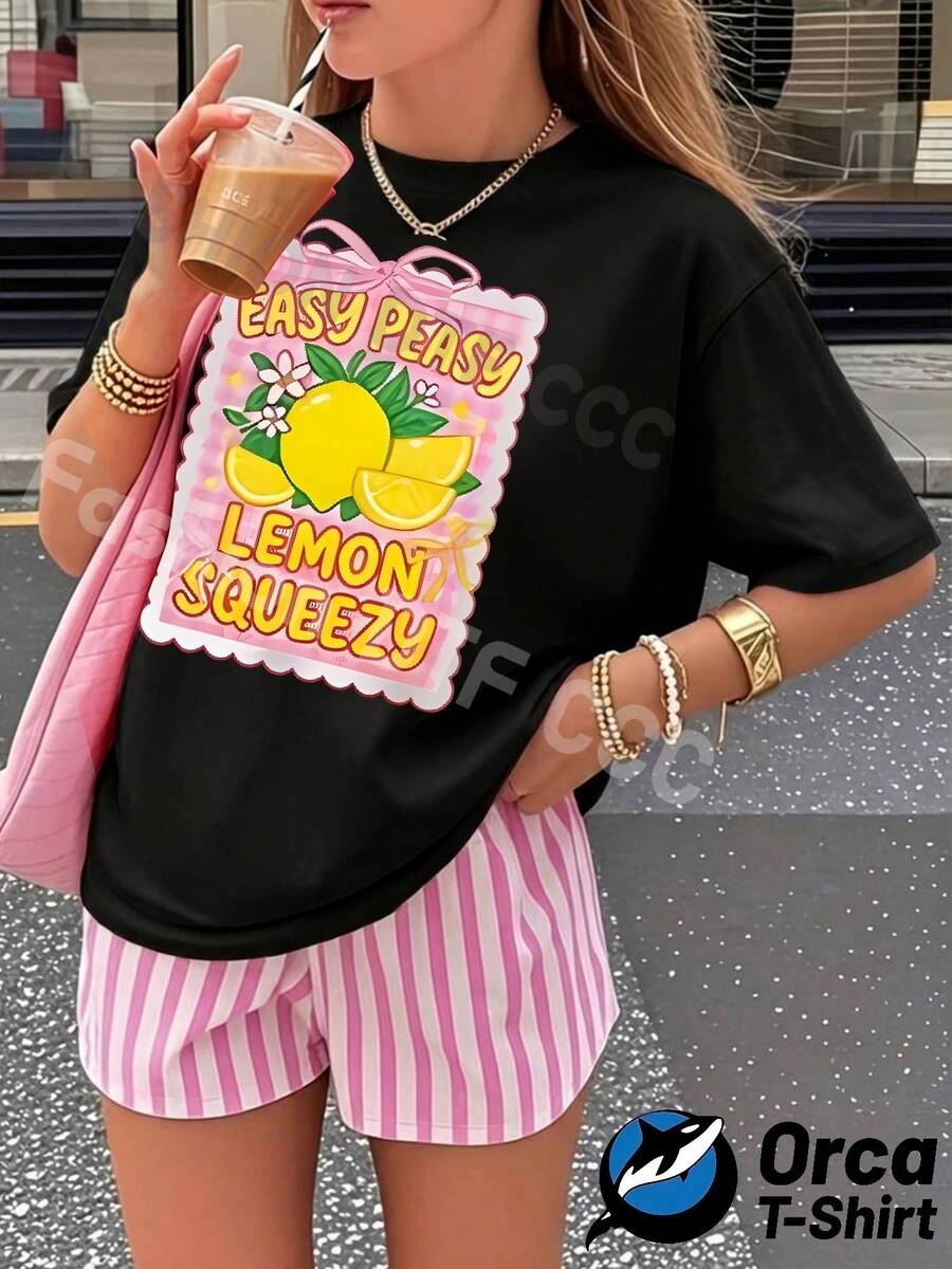 Y2K Personalized Fashion Pure Cotton Women's T-Shirt, Loose Short-Sleeved Top, Street Style Elegance, Casual And Breathable For Everyday Wear, Creative Printed Summer Clothing, Outdoor Sports Gift. The Printed Pattern Features A Lemon Theme Design With The Words "EASY PEASY LEMON SQUEEZY" On It. The Colors Are Bright And Full Of Energy, Suitable For Summer Outfits, Vacation Outfits For Women, Summer Clothes, 4th Of July Outfits For Women - 黑色 - 查看 1