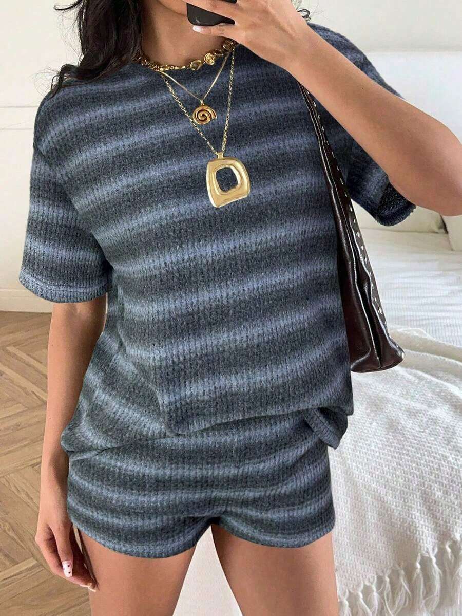 Conjunto de camiseta de manga corta y pantalones cortos de punto a rayas para mujer de estilo casual - Gris Oscuro - Ver 1