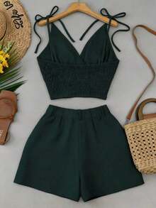 Conjunto informal de mujer con camiseta de tirantes con pliegues y nudo en el hombro, y pantalones cortos de unicolor - Verde Oscuro - Ver 2
