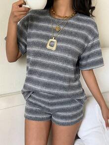 Conjunto de camiseta de manga corta y pantalones cortos de punto a rayas para mujer de estilo casual - Gris - Ver 6