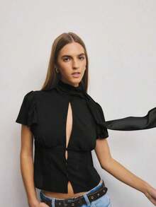 2026 Blusa de verano para salir con cuello alto, detalle de bufanda de tela tejida ligera, silueta ajustada con botones frontales, diseño lindo - Negro - Ver 4