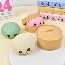 2 PCS Large Expressive Dumpling Squishy Toy, Funny Mysecret Bun Stress Relief Ball, Premium Soft TPR Material Slow Rebound Fidget Toy, Realistic Food Shaped Moldable Squeeze Gadget, Cute Face Decompression Toy For Anxiety Relief & Mood Venting; Palm-Sized Portable Unboxing Surprise Sensory Play Prop, Aesthetic Novelty Desktop Decor For Home, Office & Classroom, Durable Reusable Skin-Friendly Squishies, All-Age Stress Relief Toy For Kids, Teens And Adults,  Collectible Novelty Gift, Perfect For Birthday Presents, Holiday Surprises And Colorful Party Favors, Random Style Delivery, Fun Interactive Daily Self-Care Accessory To Soothe Irritability, Alleviate Mental Fatigue And Ease Daily Work Pressure - 帶蒸籠 - 查看 3