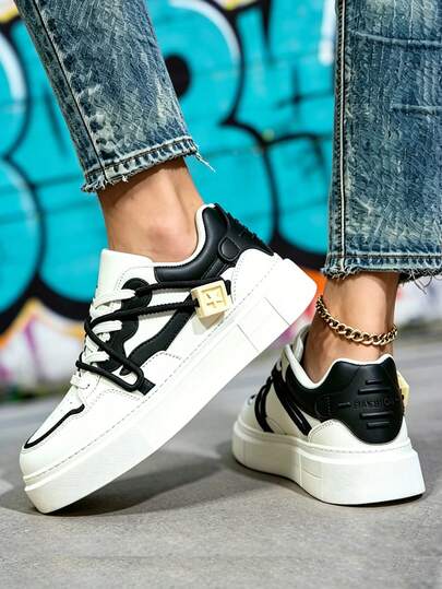 Zapatillas deportivas blancas para mujer con detalles en negro, ideales para el día a día. Diseñadas con adornos distintivos y una base de EVA con amortiguación elevada para un look sofisticado.