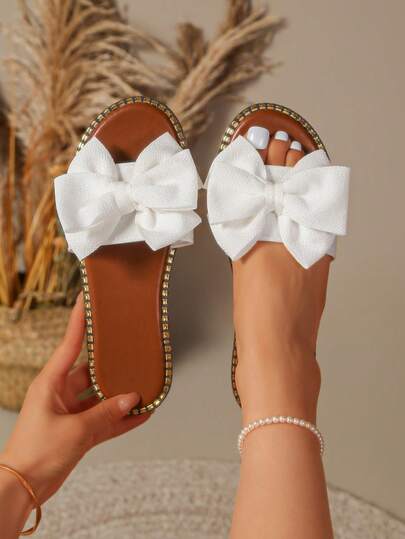 女士平底凉鞋，新款夏季圆头3D立体花朵蝴蝶结金属饰边，柔软橡胶防滑轻便透气休闲简约时尚室内外沙滩拖鞋