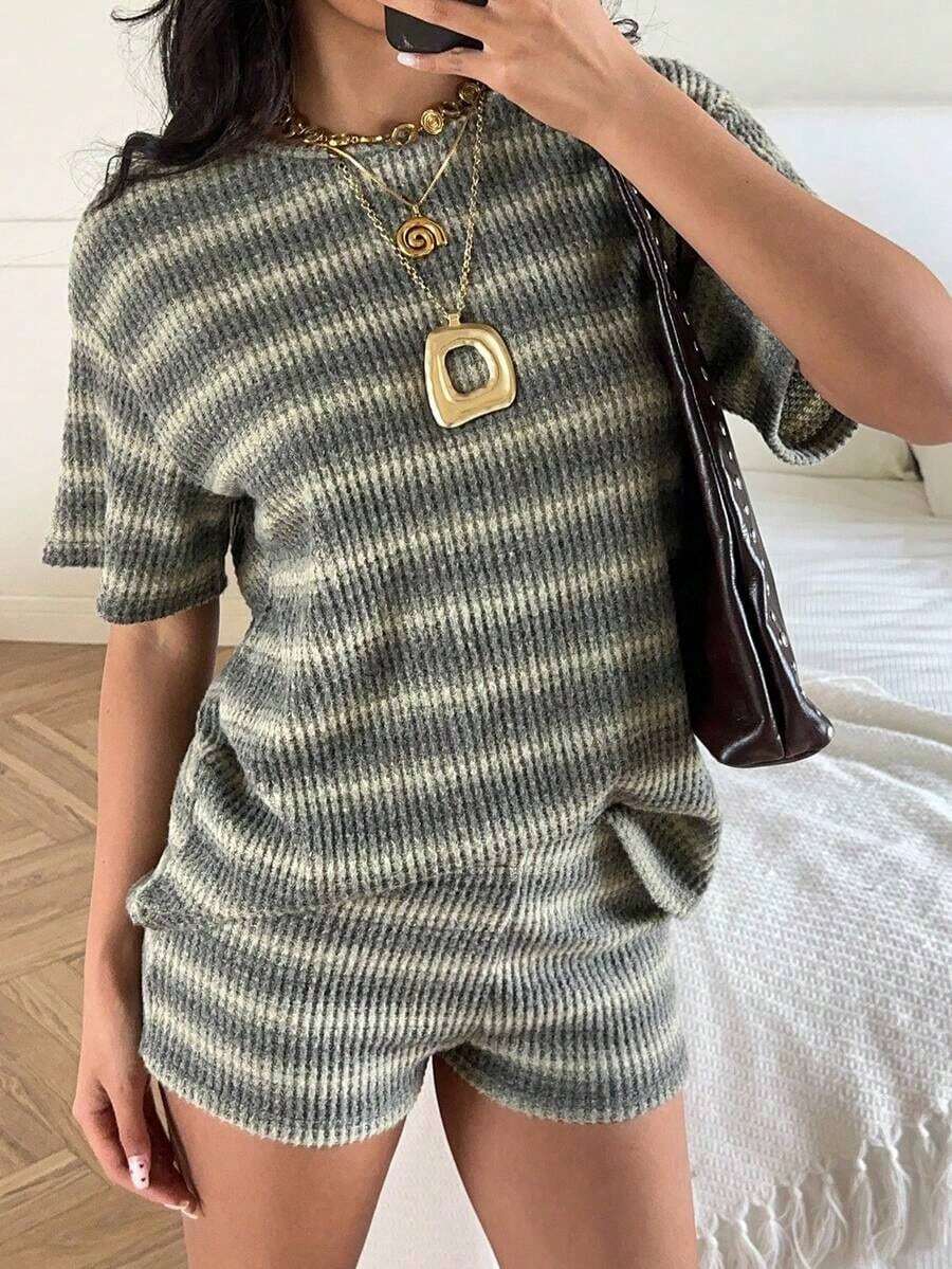 Conjunto de camiseta de manga corta y pantalones cortos de punto a rayas para mujer de estilo casual - Multicolor - Ver 1