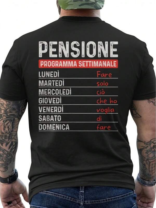 T-shirt divertente per uomini in pensione - Stampa retrò 224 con testo italiano e frasi divertenti sulla pensione - T-shirt casual a maniche corte, girocollo, regalo divertente per italofoni, intrattenimento per pensionati, comoda da indossare tutto l'anno, lavabile in lavatrice, vestibilità regular, abbigliamento a tema italiano.