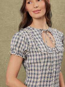 Short Women's Dress With Puff Sleeves, Ruffles, Buttons And A Low-Ruffled Waist In A Plaid Print - 藍白 - 查看 2