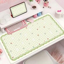 Alfombrilla de ratón de juego linda, tapete de escritorio estético con patrón de tablero de ajedrez amarillo, alfombrilla larga para teclado con borde ondulado, base de goma antideslizante, protector de escritorio impermeable, decoración de escritorio para portátil, oso lindo, momento de suerte - Ver 2