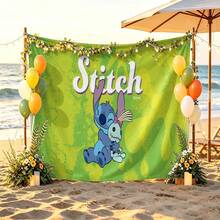 迪士尼 Lilo & Stitch 鮮綠色掛毯，眨眼史迪奇擁抱 Scrump 玩偶，印有 "Stitch" Logo 無孔背景布，適合派對、露營、居家裝飾、場景佈置與聚會展示 - 0 - 查看 2