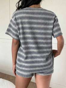 Conjunto de camiseta de manga corta y pantalones cortos de punto a rayas para mujer de estilo casual - Gris - Ver 2