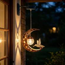 1pc Solar Powered Iron Hummingbird Hanging Lamp, Outdoor Patio Hollow Moon & Sun Decor Projection Light, Waterproof - 蜂鳥吊燈 - 查看 3