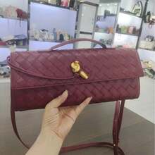Bolso de mujer de cuero genuino tejido a mano BV Bottega Bang Bang de Andiamo Clutch Campana. Bolso tejido popular con cierre de alta calidad, bolso de hombro, bolso de mano largo y elegante, bolso cruzado con herrajes dorados. - Burdeos - Ver 1