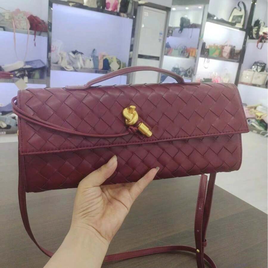 Bolso de mujer de cuero genuino tejido a mano BV Bottega Bang Bang de Andiamo Clutch Campana. Bolso tejido popular con cierre de alta calidad, bolso de hombro, bolso de mano largo y elegante, bolso cruzado con herrajes dorados. - Burdeos - Ver 1
