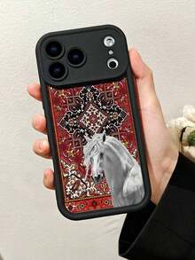 1 pieza funda de teléfono con diseño de caballo blanco sobre fondo de alfombra ornamental en tonos rojos y dorados, estilo clásico y elegante ideal para amantes del arte tradicional y lo sofisticado, TPU suave, protección completa antiimpacto y antideslizante, compatible con iPhone17 ProMax/16/15/14/13/12/11/Plus/Pro/ProMax, compatible con Galaxy A34/A35/A54/A55, Galaxy S20/S21/S22/S23/S24/S25 Ultra/Plus, compatible con Galaxy/Redmi/Honor/OPPO/ViVo - Negro - Ver 6