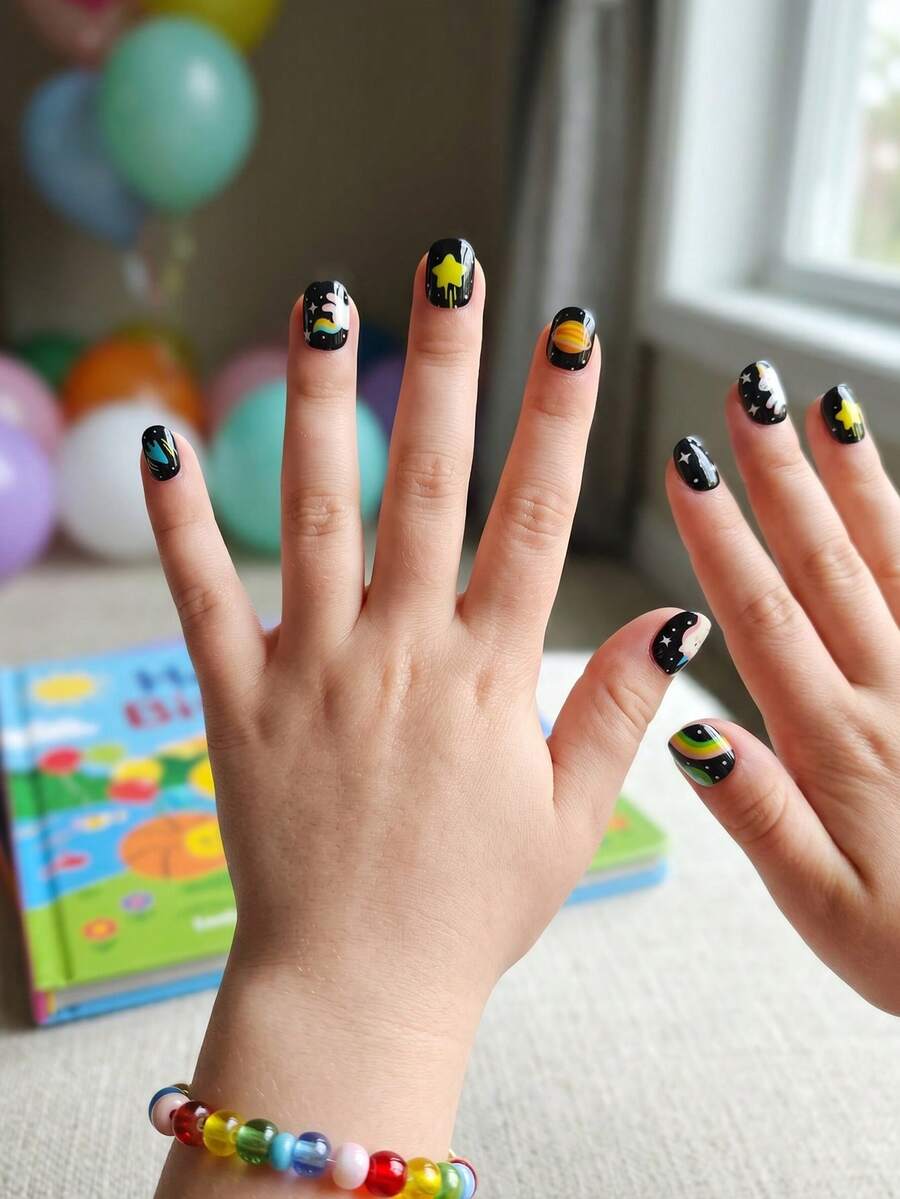 24 piezas de uñas postizas de estilo Y2K para niños, material acrílico, gel precubierto, cobertura total, patrones lindos y brillantes que incluyen elementos cósmicos: planetas, cometas, pentagramas, arcoíris, creando un cielo estrellado caprichoso, figuras de unicornio redondas y lindas en poses frontales y en movimiento, llenas de encanto infantil, pegatinas de uñas cortas, ideal para niñas pequeñas - Tema de unicornio cósmico soñador - Multicolor - Ver 1