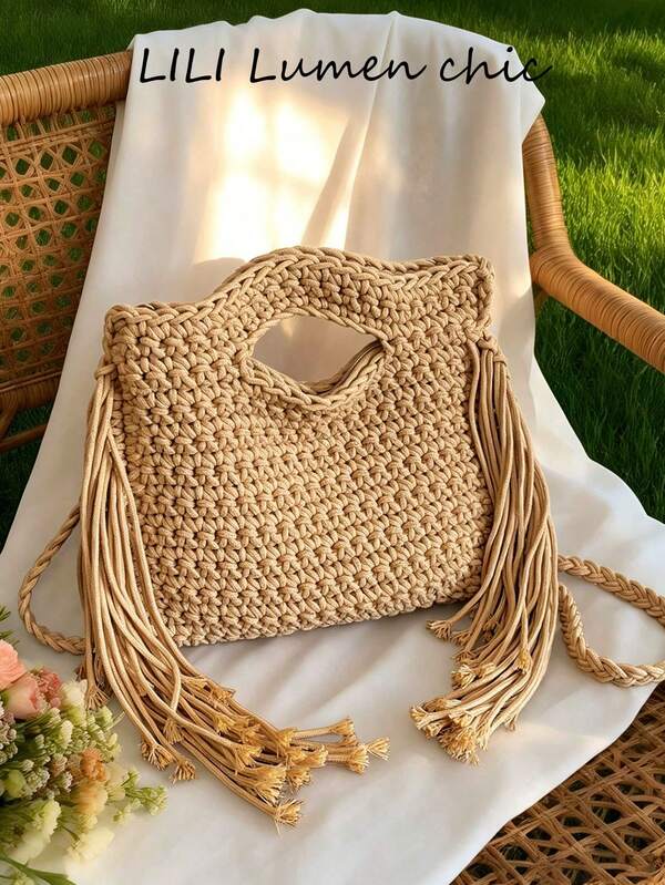 Ce grand sac de soirée kaki présente un design tressé respirant et frais, tandis que les longues franges latérales apportent une touche d'élégance. Il est léger et confortable à porter, en en fait un accessoire parfait pour les étudiants, les mères et les employés de bureau qui cherchent à ranger leurs essentiels pour de courts trajets, des sorties à la plage ou du shopping.