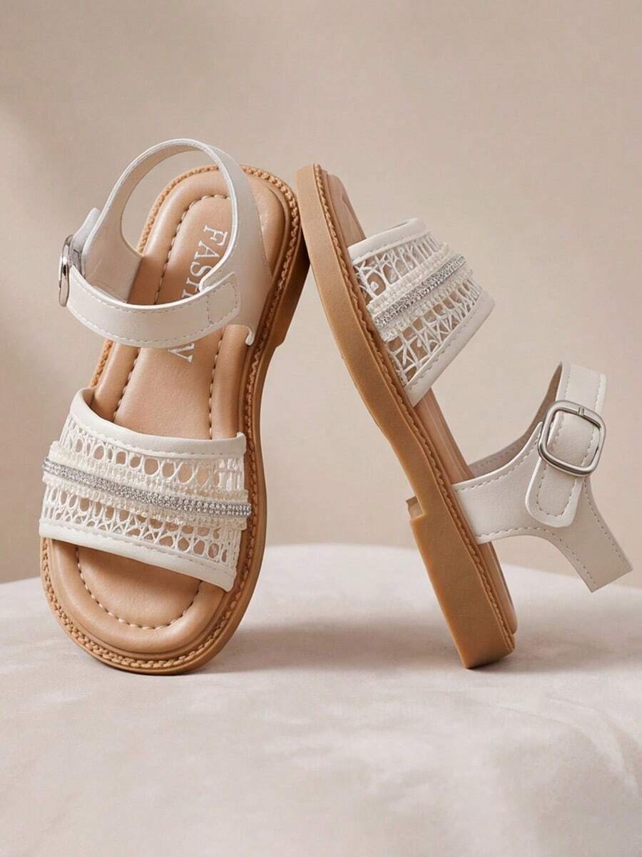 Sandal Putih Anak Usia 3-12 Tahun, Model Terlaris. Dekorasi Kristal di Bagian Atas + Gesper Persegi Logam di Tumit, Desain Pengait dan Perekat yang Dapat Diatur. Sol Anti Selip Cokelat Lembut, Insole Lembut. Segar dan Serbaguna, Cocok untuk Berbagai Pakaian dan Pemakaian Sehari-hari. - Krem - View 1