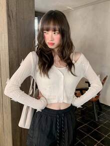 Áo khoác cardigan nữ màu trắng dáng ngắn, cổ chữ V, tay dài, điểm xuyết họa tiết bướm tinh tế. - trắng - Xem 3