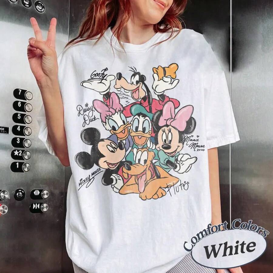 Disney Unisex Loose T-Shirt  Vintage  Mickey And Friends Signatures T-Shirt, Retro Mickey & Co Shirt, Disney Family Trip Shirt, Disneyland Friend Trip 2026 - trắng - Xem 1