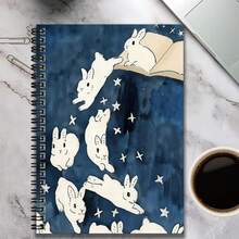 梦幻星空兔子插画螺旋笔记本，是工作学习的好帮手，适合记录每日计划和笔记。精美的封面使其成为毕业或生日的理想礼物。无论是写日记还是日常使用，其独特的设计都能为您的记录增添乐趣，是您的绝佳选择。 - A - 查看 1